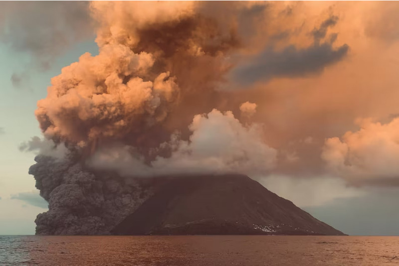 Italiyada Etna va Stromboli vulqonlari harakatga keldi 