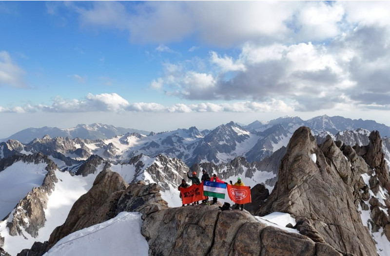 Узбекские альпинисты впервые поднялись на высшую точку Узбекистана
