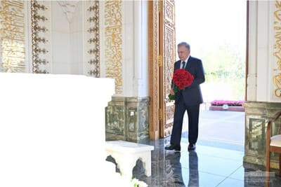 Шавкат Мирзиёев биринчи президент Ислом Каримов мақбарасини зиёрат қилди