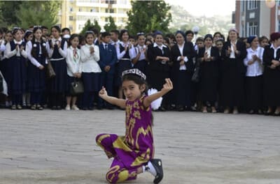 “O‘qituvchilar qizlarni do‘ppi kiyishga majburlashga haqli emas” — Tojikiston Ta’lim vazirligi