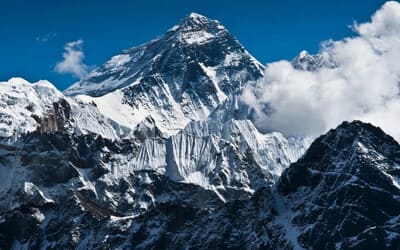 Everestda 100 yil avval yo‘qolgan alpinist qoldiqlari topildi
