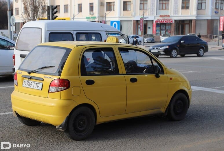 Taqiqlangan joyda to‘xtagan taksichilar ham jarimaga tortiladimi? Ochiq qolayotgan savollar