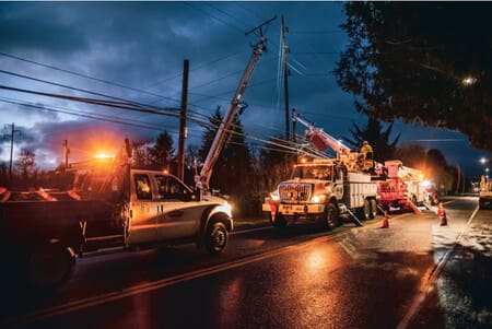 Vashington shtatida siklon tufayli 350 mingga yaqin odam elektr energiyasiz qoldi 