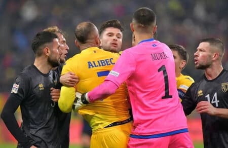 UEFA o‘yinni yakuniga yetkazmay maydonni tark etgan Kosovo jamoasiga texnik mag‘lubiyat yozdi, Ruminiya esa jarimaga tortildi 