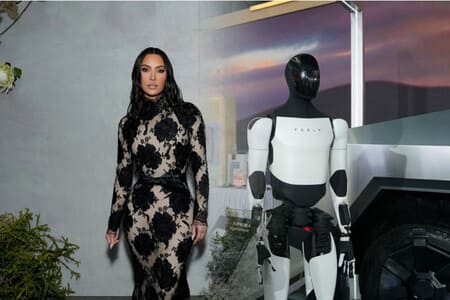 Ovqat va choy olib keladi, kuylaydi, o‘ynaydi: Kim Kardashyan Tesla’ning odamsimon robotini xarid qildi (video) 