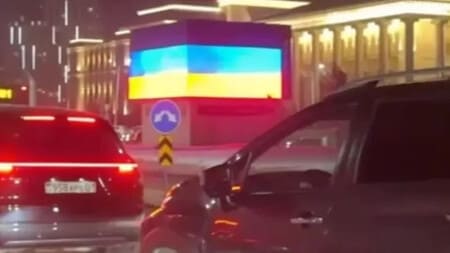 Qozog‘istonda Putin tashrifi payti ko‘chadagi ekranda Ukraina bayrog‘i paydo bo‘ldi (video)