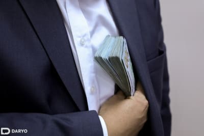 Toshkent viloyatida MIB xodimi 3 ming dollar pora olayotganida ushlandi