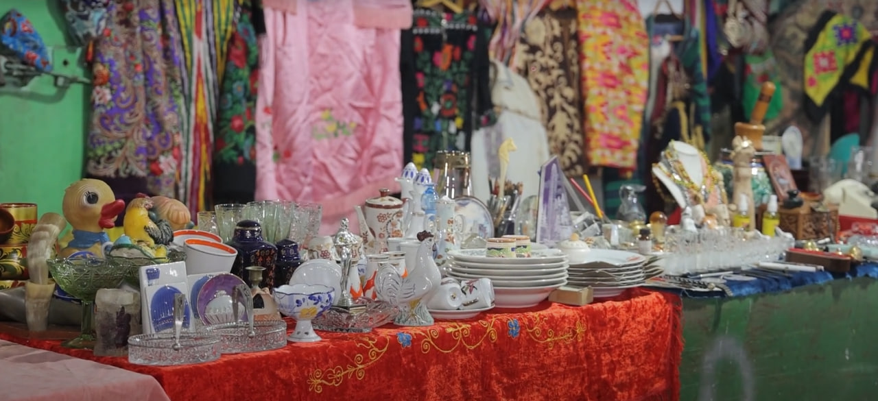 A table with porcelain, ceramics and decorative items against a background of textiles, Yangiabad Bazaar, Tashkent, Uzbekistan, November 2024  Photo: Daryo