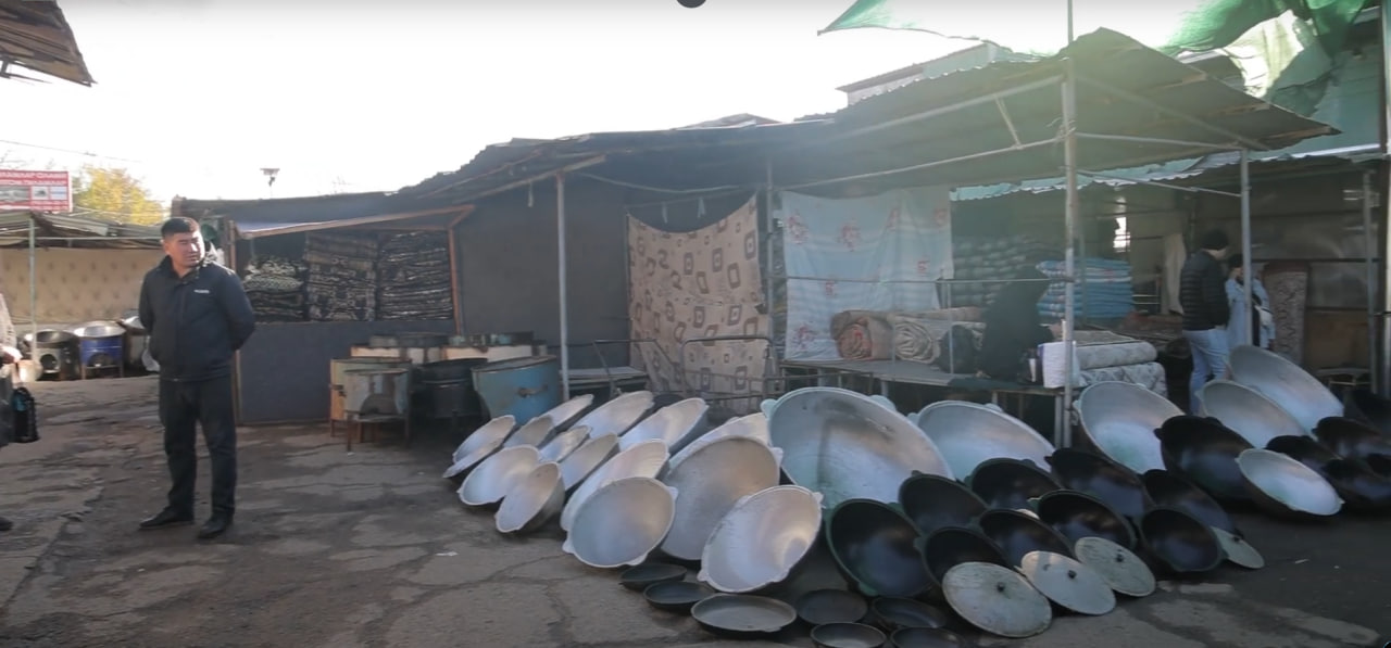 Antique cauldrons for sale, Yangiabad Bazaar, Tashkent, Uzbekistan, November 2024  Photo: Daryo