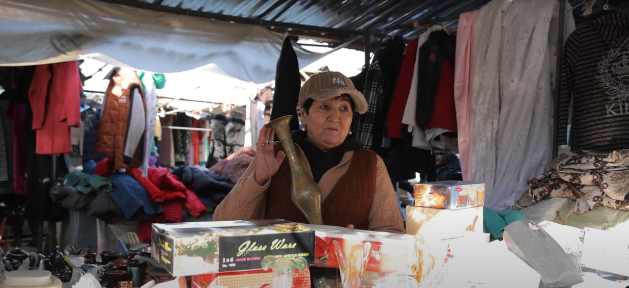 A saleswoman demonstrates an antique bronze vase, Yangiabad Bazaar, Tashkent, Uzbekistan, November 2024  Photo: Daryo