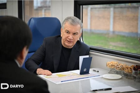 Shavkat Mirziyoyev yangi elektropoyezdda Toshkentdan Xojikentga bordi (foto)