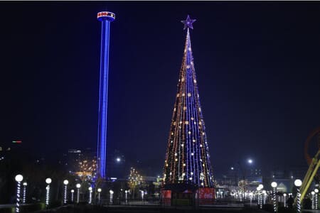 В Намангане установили самую высокую новогоднюю елку в Узбекистане (фото)