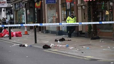 Londonda erkak mashinasini tungi klub oldida turgan odamlar ustiga haydadi