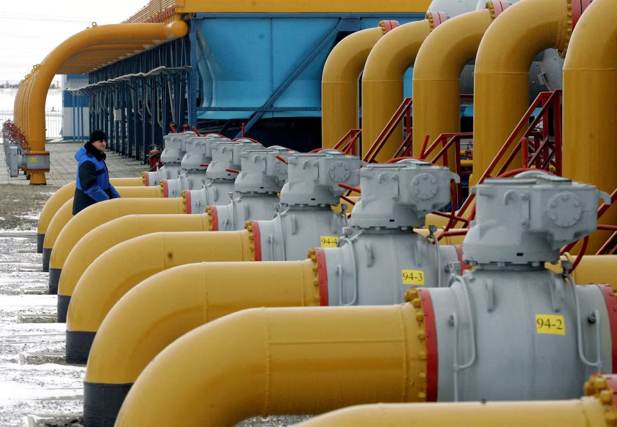 A gas pipeline runs between the compressor and distribution stations of the Urengoy-Pomary-Uzhgorod gas pipeline through Ukraine, approximately 30 km from the southwestern Russian city of Kursk, Russia. Photo: Sergei Karpukhin / Reuters