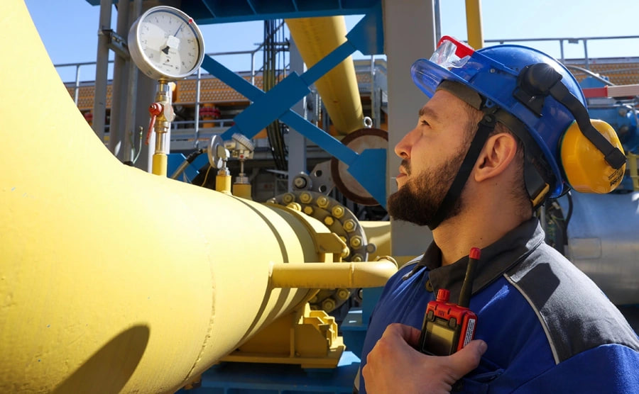 An engineer checks the condition of the gas pipeline against the background of the cessation of Russian gas transit through Ukraine to Europe Photo: Kirill Kukhmari / TASS