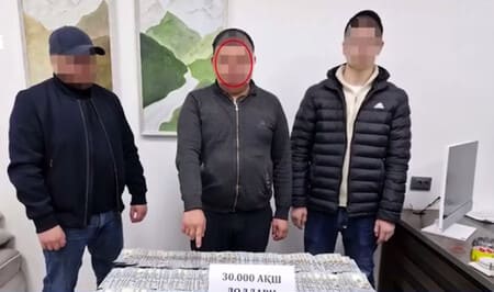 Toshkentda hokim yordamchisi 30 ming dollar olayotganida ushlandi (video)