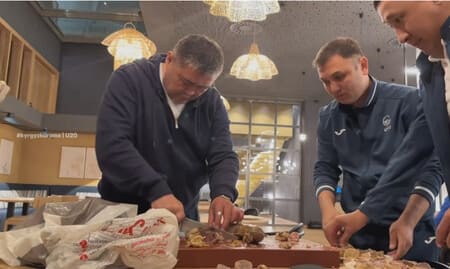 “Barselona” yoshlari bilan o‘rtoqlik o‘yini o‘tkazadigan Qirg‘iziston U-20 jamoasi qazi bilan mehmon qilindi (video)