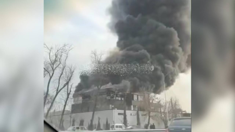 Yuqori Chirchiqdagi uylardan birida yong‘in sodir bo‘ldi (video)