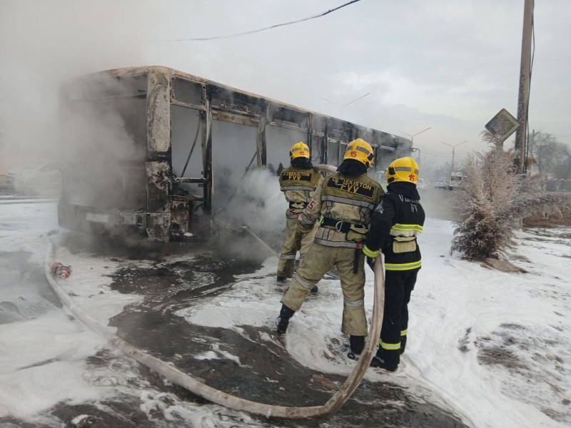 В Алмазарском районе Ташкента сгорел автобус 