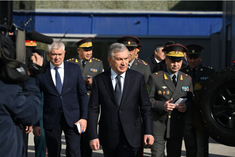 Shavkat Mirziyoyev harbiy va ikki xil maqsadga mo‘ljallangan mahsulotlar bilan tanishdi (foto)