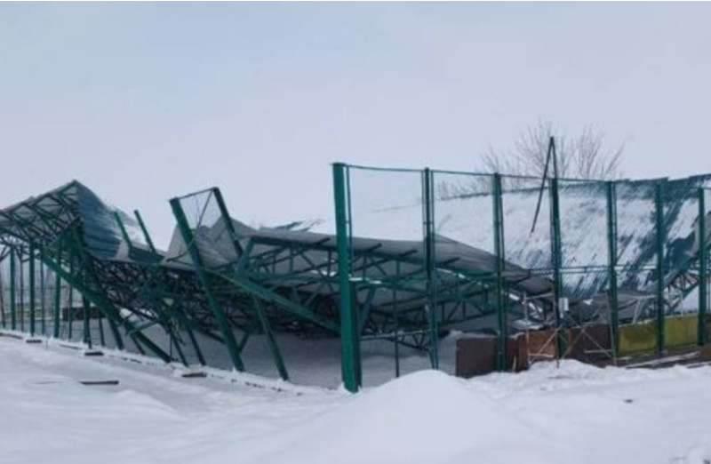 В Джизакской области обрушилась крыша школьного стадиона, построенного за 1,1 млрд сумов