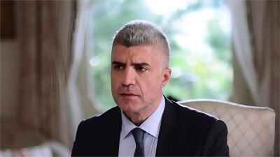 Aktyor O‘zjan Deniz o‘zidan 22 yosh kichik rafiqasi deb onasini uydan haydadi, singlisini esa kaltakladi