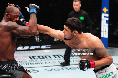 UFC Fight Night. Nursulton Ro‘ziboyev raqibini nokautga uchratdi (video)