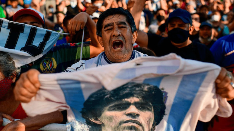 “Mana, u shunday vafot etdi!” – Maradonaning shov-shuvli surati sudda namoyish qilindi (video)