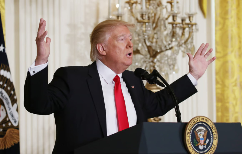 Трамп маъмурияти айрим мамлакат фуқароларига виза беришни тўхтатиш масаласини кўриб чиқмоқда — Reuters