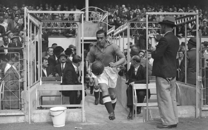 “O‘limni aldab, stadionda vafot etdi”. Futbol tarixidan abadiy joy olgan Diksi Din haqida 