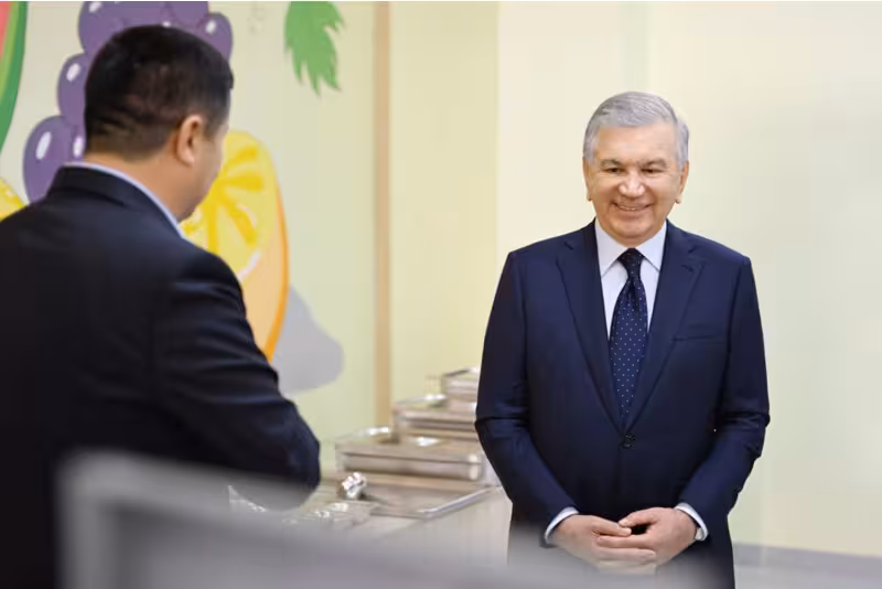 Шавкат Мирзиёев Бектемирдаги мактабда бўлиб, педагоглар билан мулоқот қилди (фото)