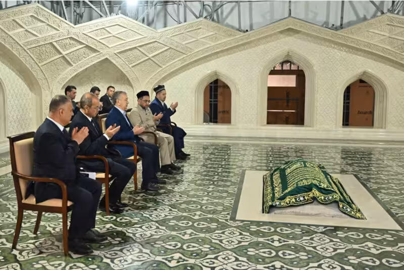 Shavkat Mirziyoyev Imom Buxoriy maqbarasini ziyorat qildi. Qur’on tilovat etilib, duo o‘qildi (foto)