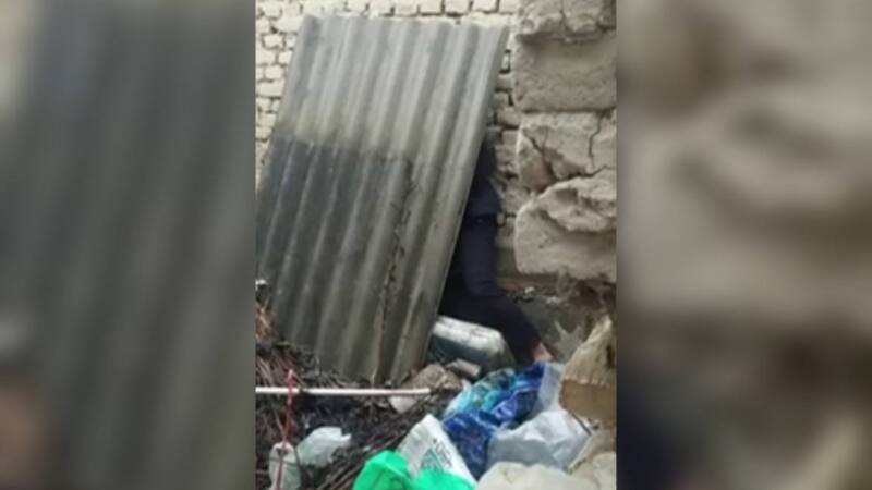 Andijonda alimentdan qarzdor ota shifer ortiga yashiringan holda topildi (video) 