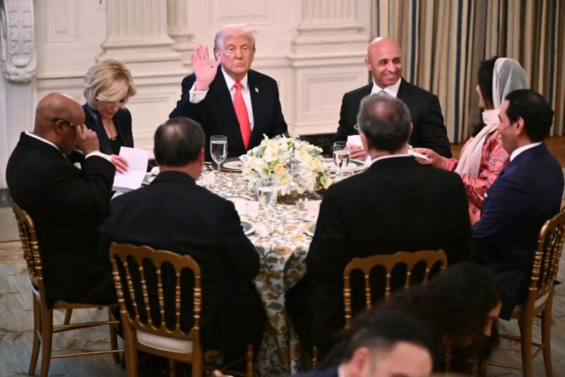 Дональд Трамп организовал ифтар в Белом доме (видео)