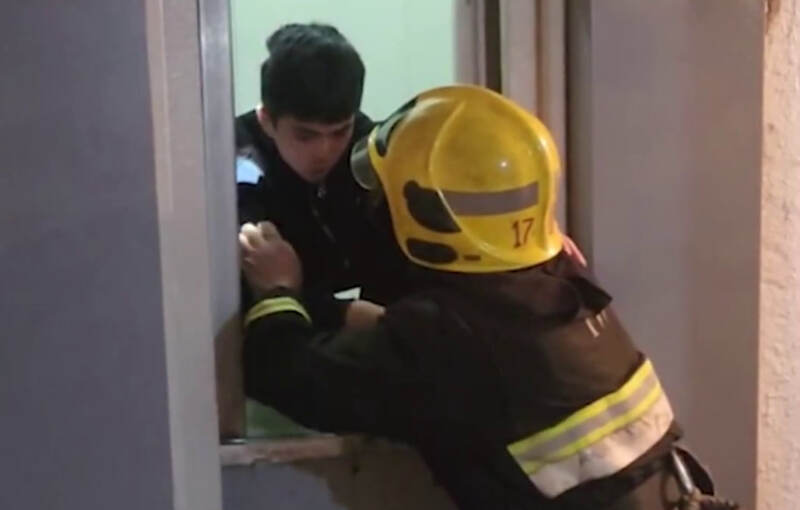 Toshkentda tunda lift ichida qulflanib qolgan bola qutqarildi (video)