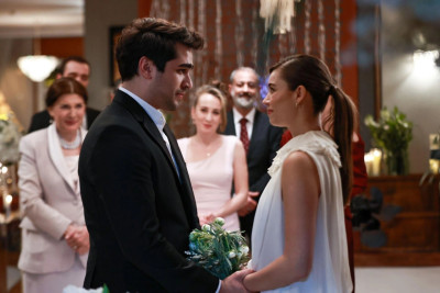 “Qo‘rg‘on sirlari”ning final sanasi ko‘chirildi, Murat Yildirim psixoligik trillerda o‘ynadi, Hande Erchelning to‘yi nega kechikmoqda? Turk kinosi yangiliklari