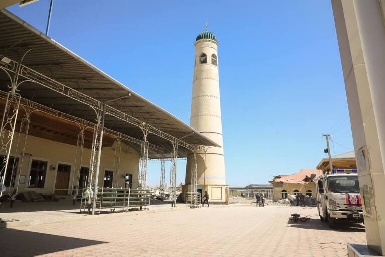 Izboskandagi masjidda halok bo‘lganlarning yaqinlariga moddiy yordam berildi