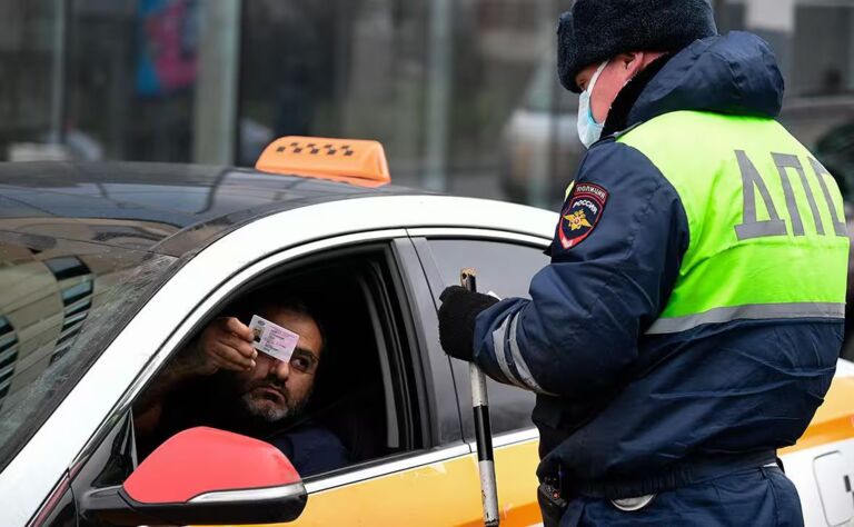С 1 апреля мигранты в России не могут управлять автомобилем с иностранными правами