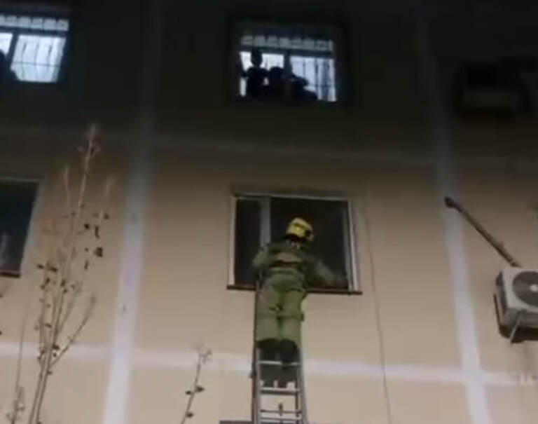 Toshkentda nogironligi bo‘lgan keksa ayol uy ichida qulflanib qoldi (video)
