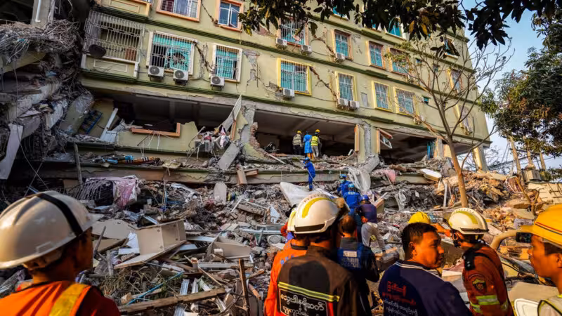 Myanmada zilziladan 5 kun o‘tib vayronalar ostidan tirik odam topildi (video)