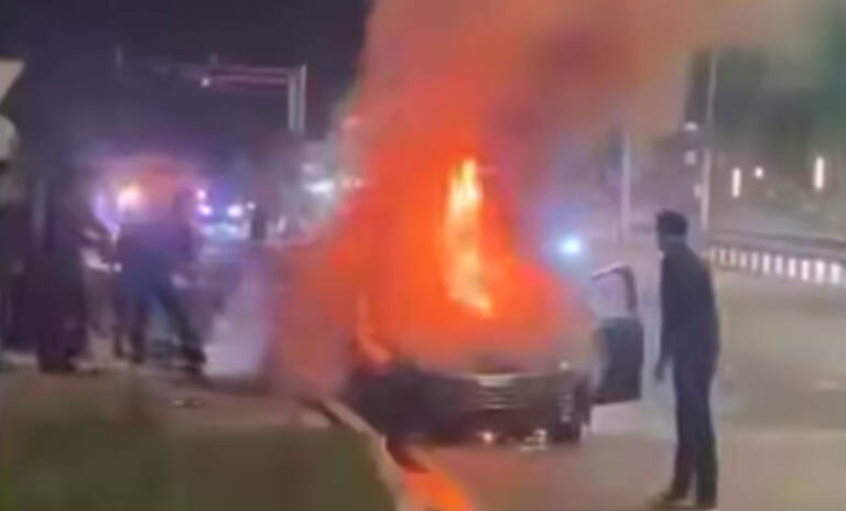 Toshkentda beton to‘siqqa urilgan elektromobil yonib ketdi (video) 