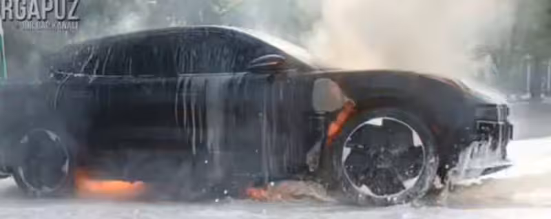 Toshkentda Zeekr elektromobili yonib ketdi (video) 