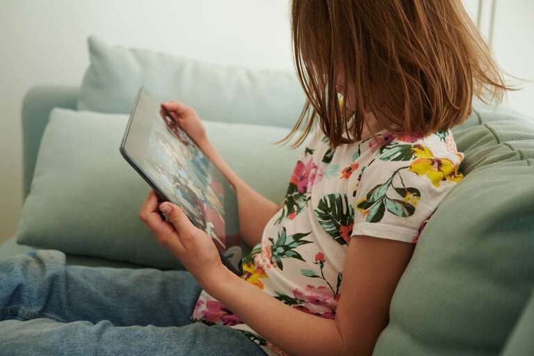 Buyuk Britaniyada qizlaridan iPad’ni olib qo‘ygan ayol politsiya tomonidan hibsga olindi