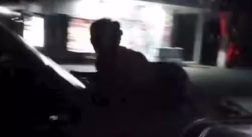 Farg‘onada inspektor mashina kapotida ayolni sudrab yurgani aytildi (video) 