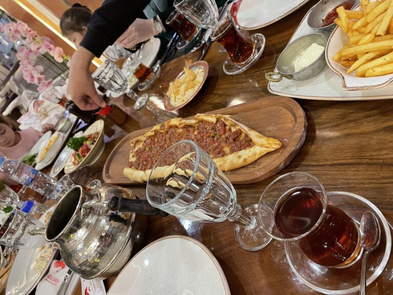 Toshkentdagi kafe va restoranlarda taomnomalar o‘zbek tilida bo‘lishi ta’minlandi