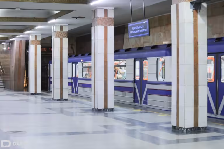 Toshkent metropolitenida yo‘lovchilar poyezddan tushirildi (video)