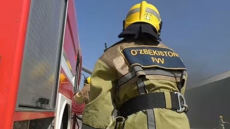 В магазине ковров в Зангиатинском районе произошел крупный пожар (видео)