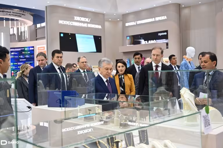 Shavkat Mirziyoyev Toshkentda ish boshlagan “Innoprom. Markaziy Osiyo” xalqaro ko‘rgazmasini borib ko‘rdi (foto)