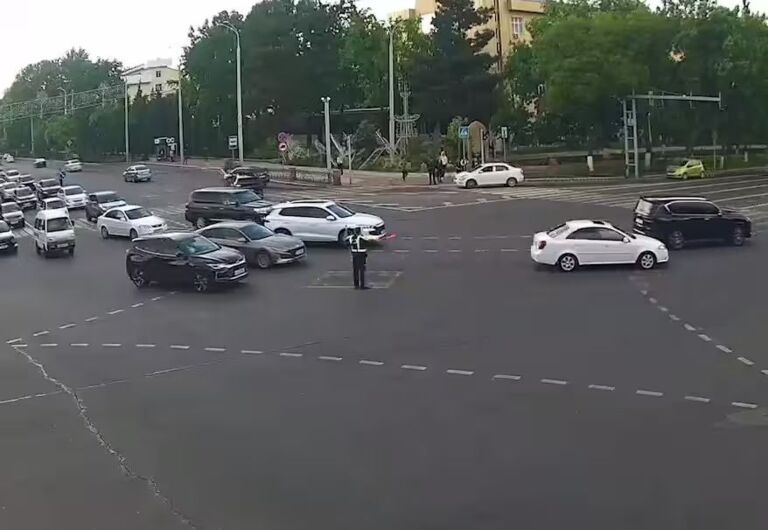 В Ташкенте водитель Tracker сбил инспектора ДПС (видео)