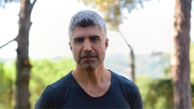 Yosh qizga uylangani sabab oilasi bilan janjallashib, yurak xurujini boshdan kechirgan mashhur turk aktyori — O‘zjan Denizning serqirra hayoti